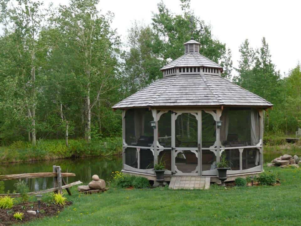 Gazebo Celtique / 18 pieds en cèdre rouge de l'ouest / Toit campanile en bardeaux de cèdre avec coupole / Non teint / Plancher de bois traité