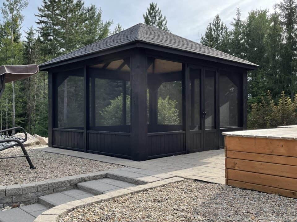 Gazebo Moderne / 12x14 / Bas fermé / Moustiquaires / Teinture Noir onix
