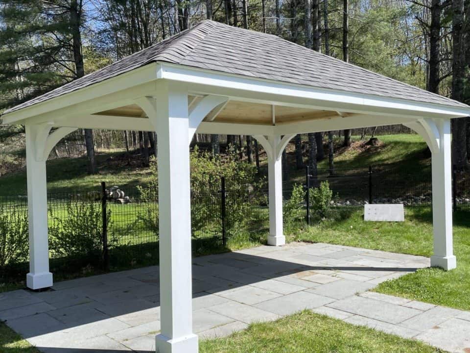 Gazebo Moderne / 12x16 / Caches-pieux / Teinture blanche