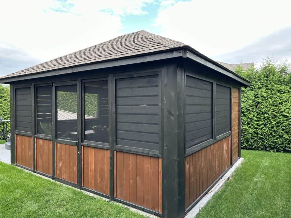 Gazebo Moderne / 14x16 / Bas fermé / Stores / Teintures Noir Onix et Paillis