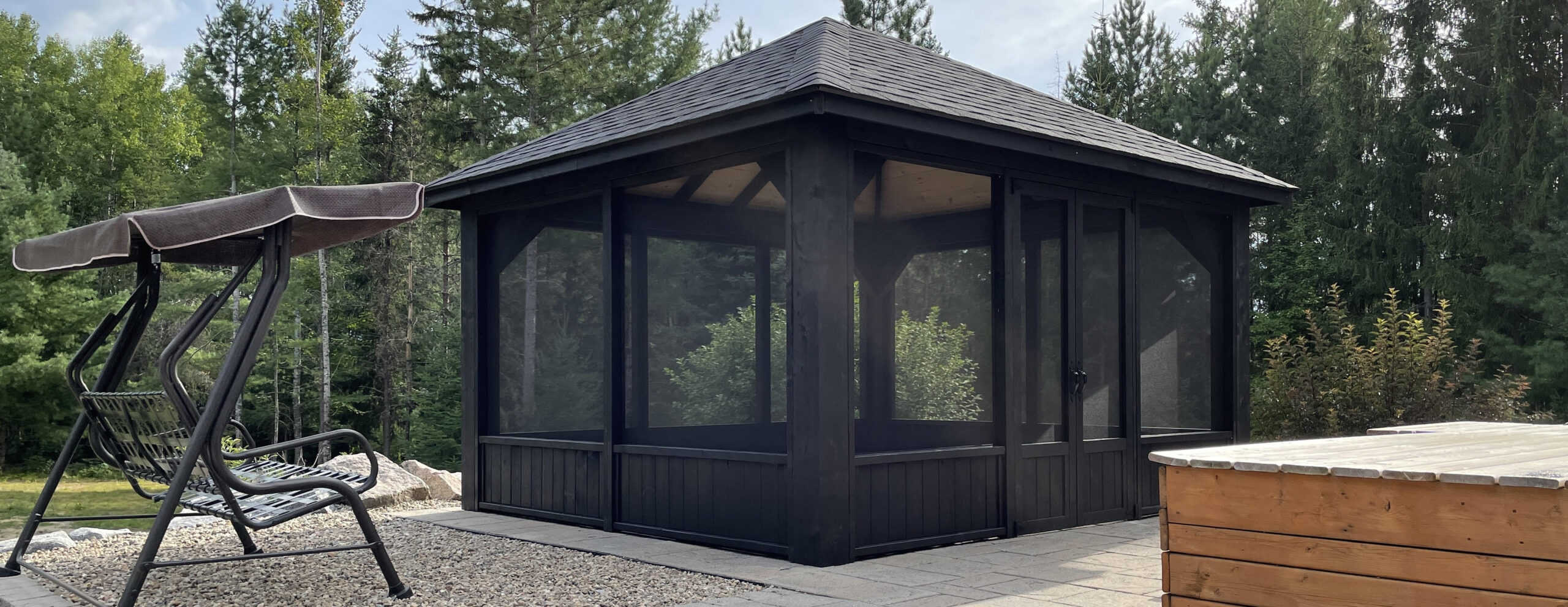 Gazebo Moderne / 12 x 14 / Pin blanc / Mur bas fermé / Noir onyx