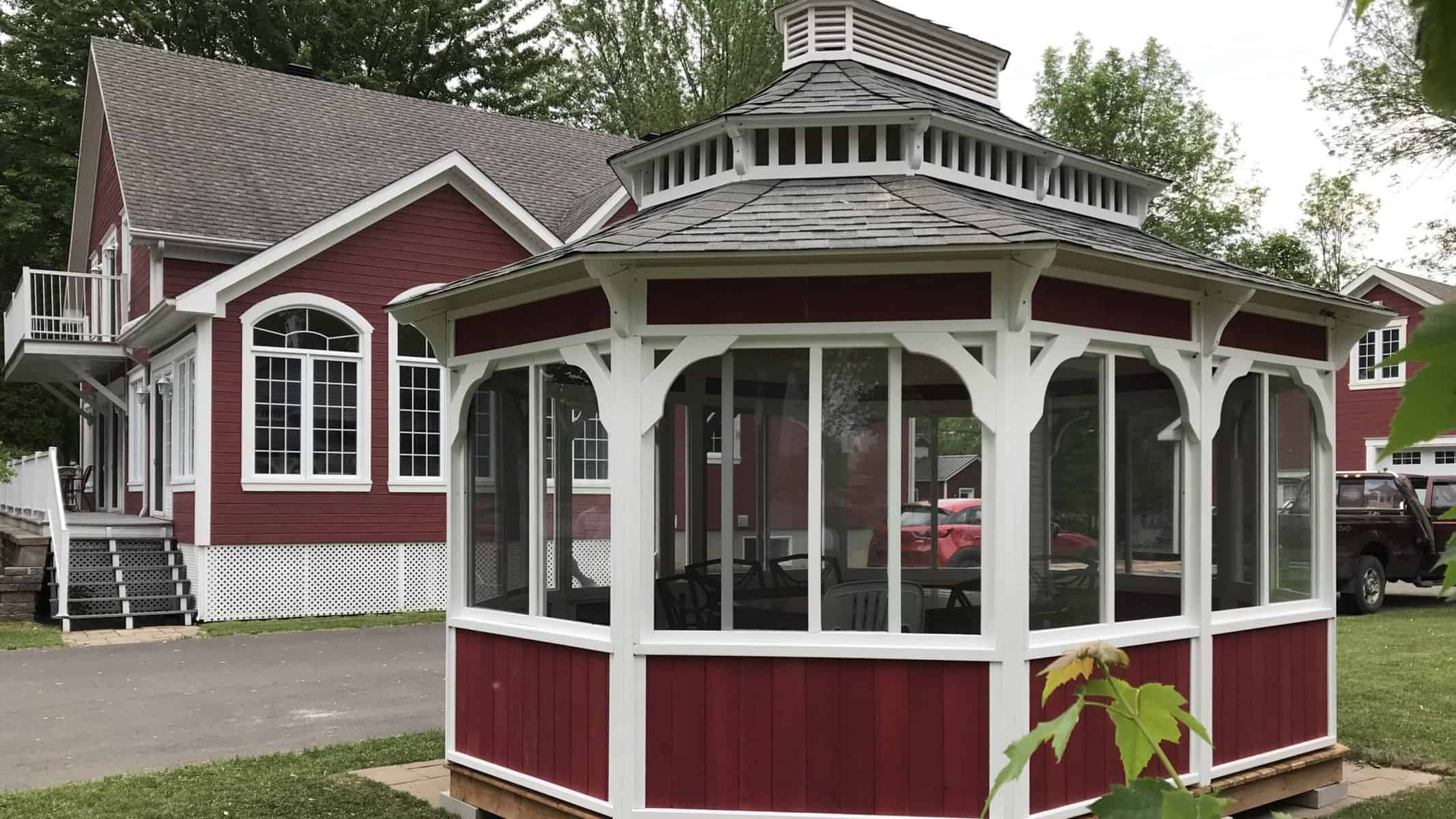 Gazebo Classique / 12 x 16 / Mur bas fermé avec fenêtre coulissante / Toit courbé en bardaux avec campanile et coupole / Couleur du client / Plancher de bois traité