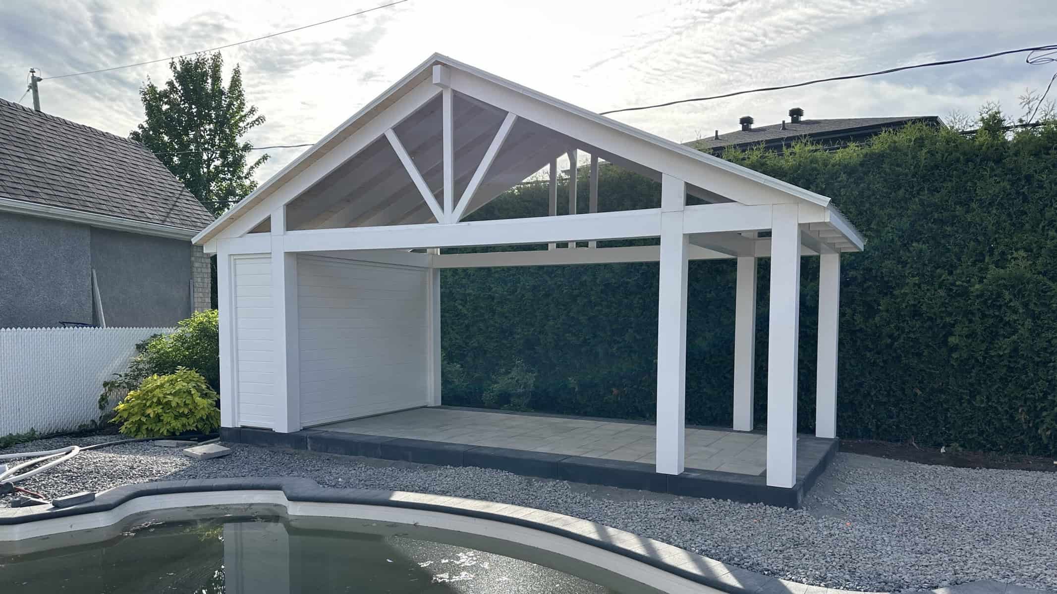 Gazebo Moderne / 10 x 22 / Pin blanc / Deux murs pour filtre de piscine / Revêtement en tôle / Teinture blanche