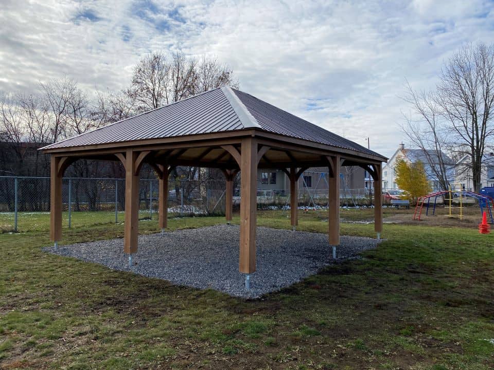 Gazebo Moderne 20x24 / Toit de tôle / Teinture Bois Brûlé