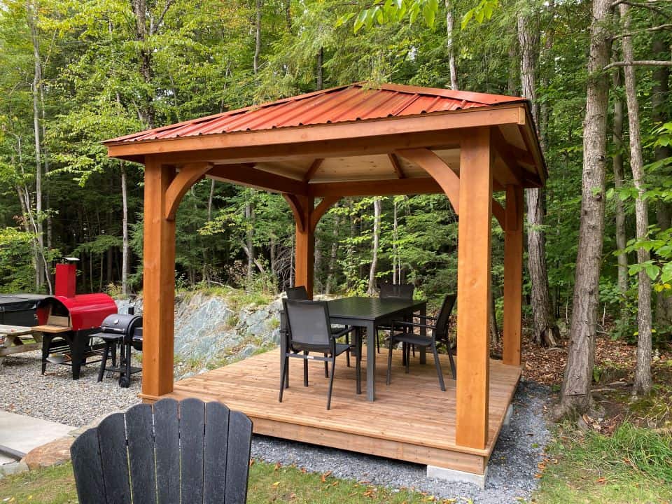 Gazebo Moderne 10x10 / Toit de tôle / Teinture Cèdre naturel / Plancher en bois traité