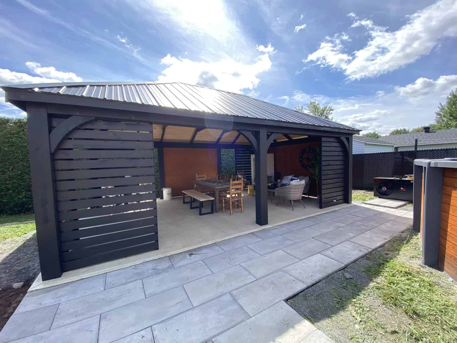 Gazebo Moderne / 16 x 24 / Pin blanc / Mur plein avec store / Toiture en tôle / Cannelle et Noir onyx