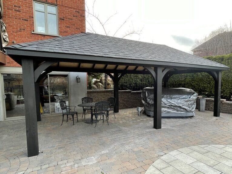 GAzebo Moderne / 12 x 24 / Pin blanc / Toit en bardaux / Noir onyx