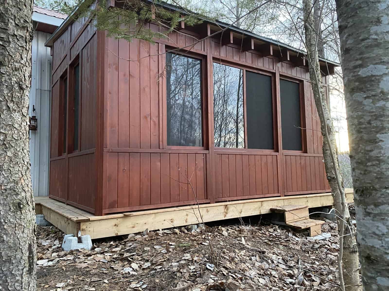 Gazebo Modèle spécial / 10 x 16 / Pin blanc / Mur bas fermé avec fenêtre / Revêtement de tôle / Séquoia