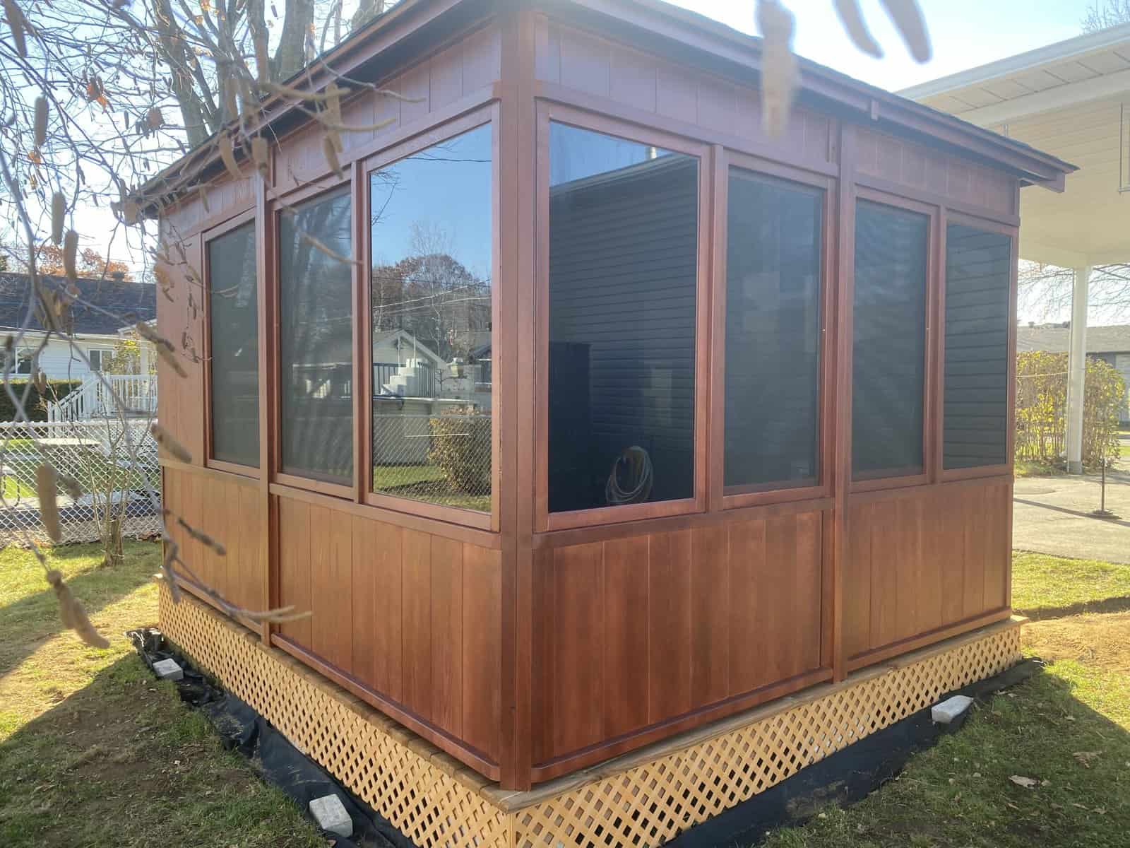 Gazebo Classique / 10 x 12 / cèdre rouge / Mur bas fermé avec fenêtre / Toit en bardaux / Séquoia