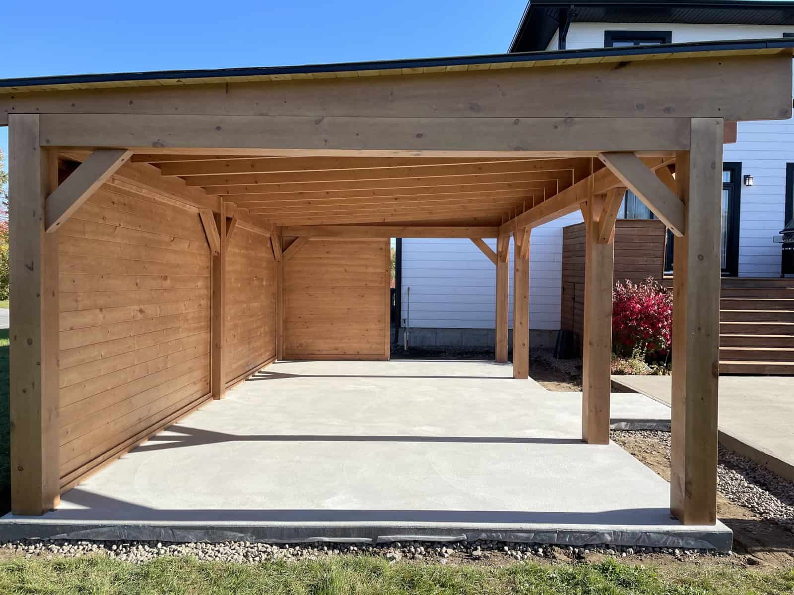 Gazebo Moderne / 14 x 24 / Pin blanc / Mur arrière fermé / Revêtement de tôle / Couleur Prairie