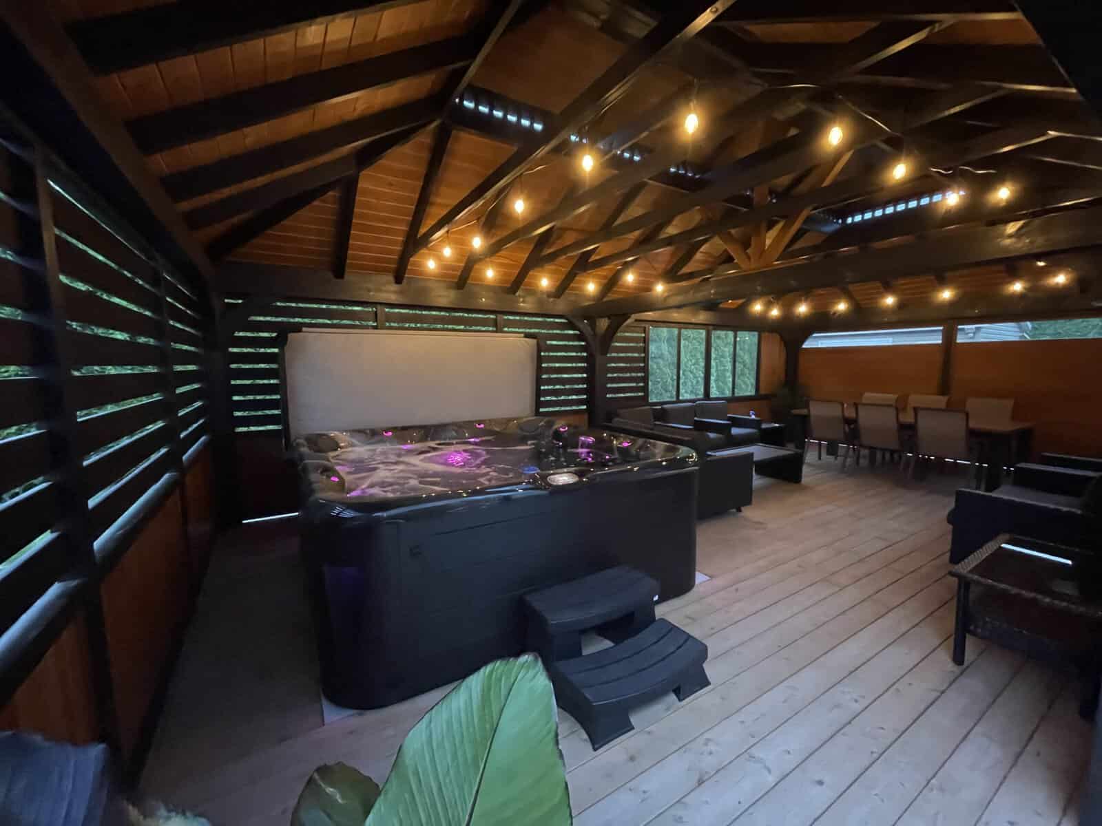 Gazebo Moderne / 16 x 30 / Pin blanc / Mur bas fermé avec store / Cannelle et noir onyx / Plancher de bois traité