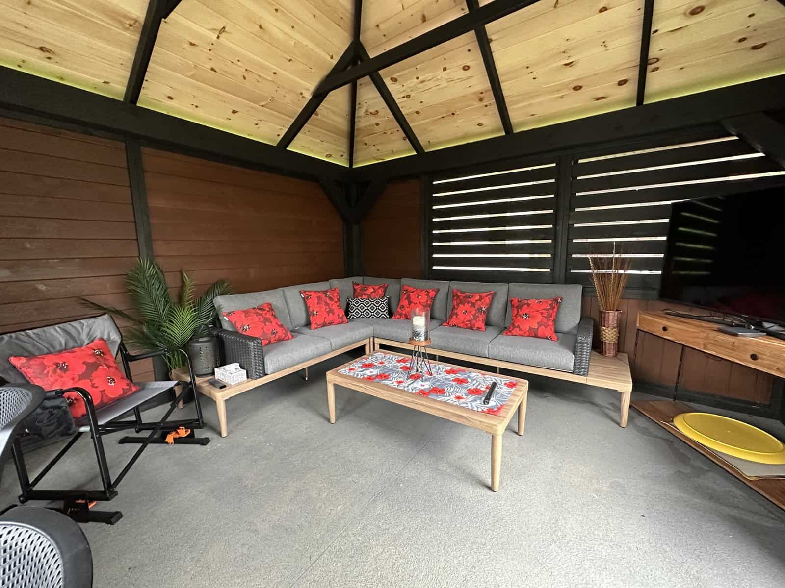 Gazebo Moderne / 14 x 16 / Pin blanc / Mur plein et store / Noir onyx et chêne foncé