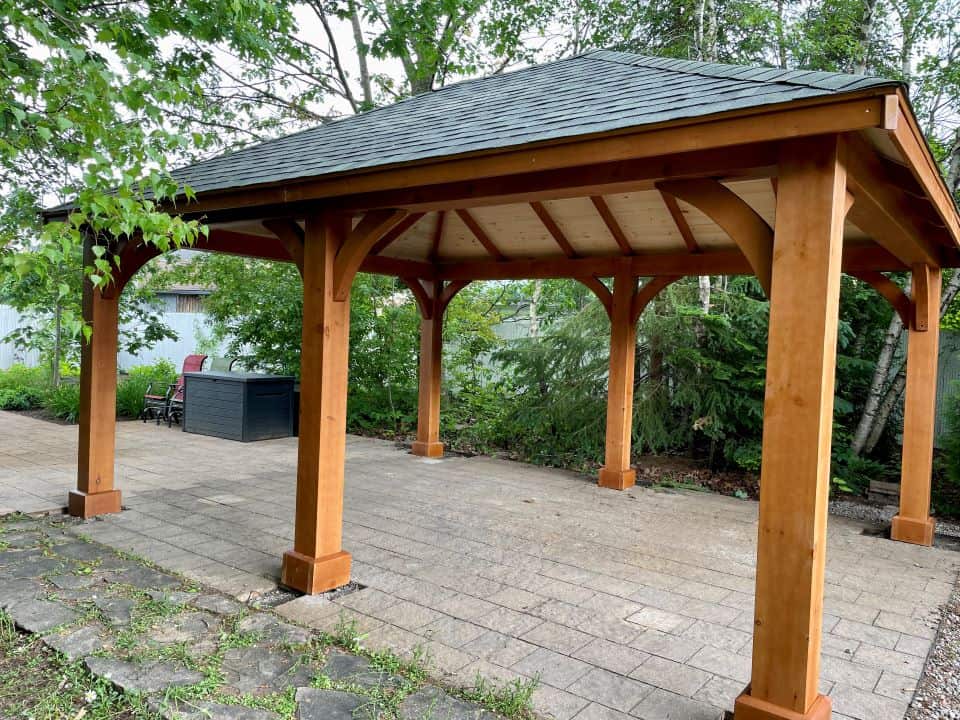 Gazebo Moderne 14x18 / Caches-pieux / Teinture Écorce