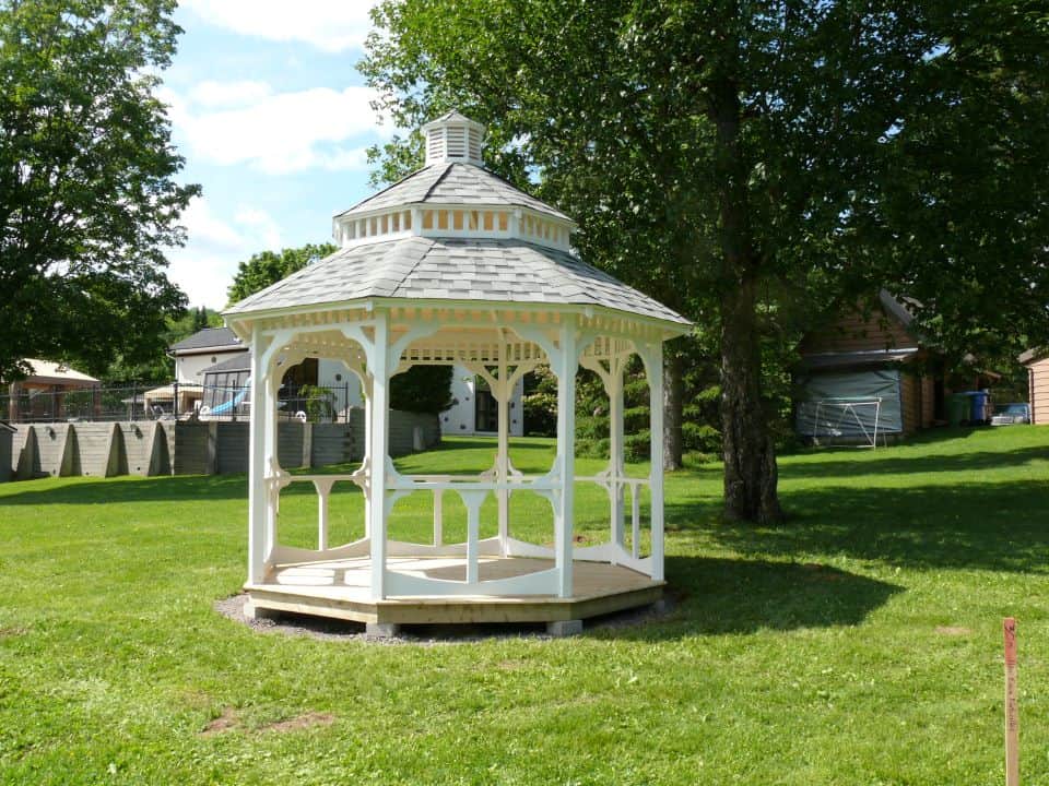 Gazebo Celtique / 12 pieds / Toit campanile avec coupole / Teinture blanche / Plancher de bois traité