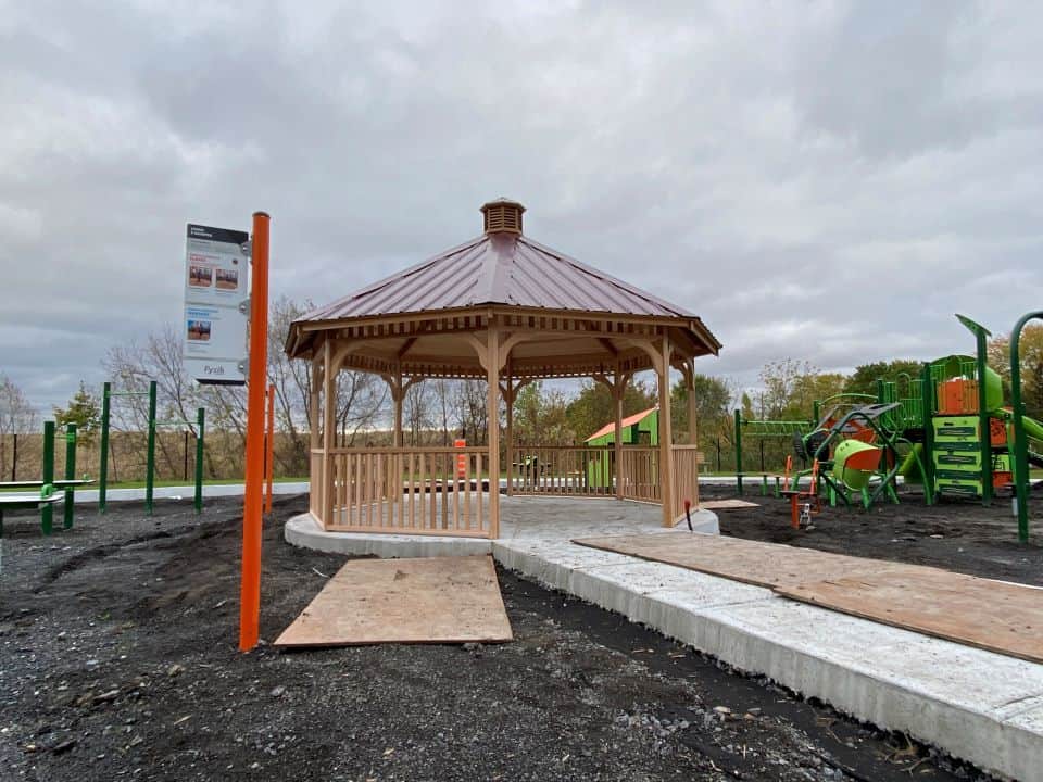 Gazebo Classique / 16 pieds / cèdre rouge / Revêtement en tôle avec coupole / Sans teinture