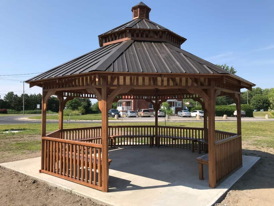 Gazebo Classique / 18 pieds / cèdre rouge / teinture chocolat au lait / revêtement de tôle / Campanile et coupole