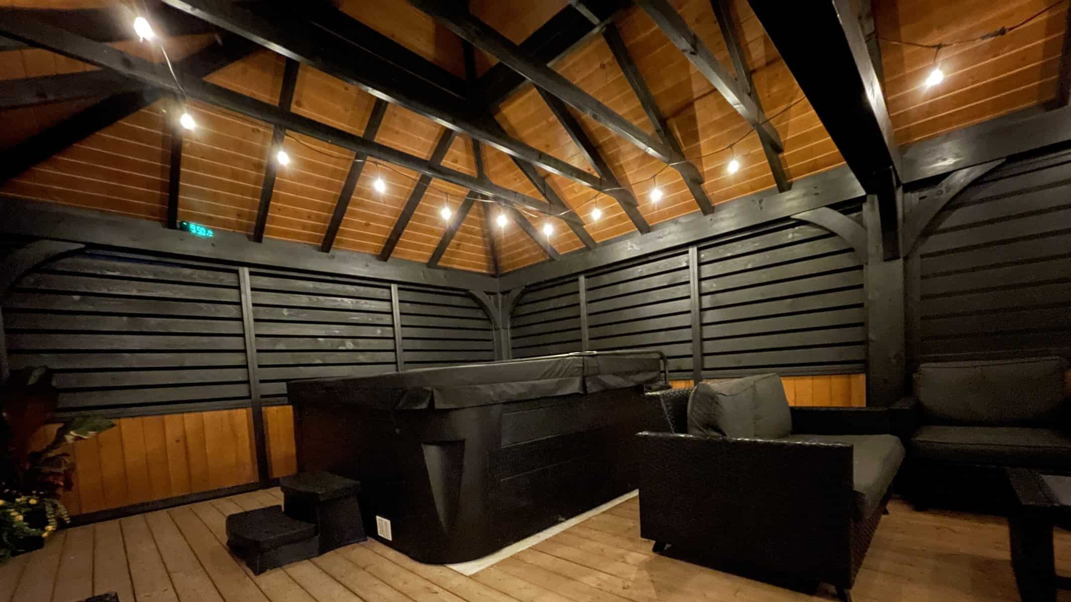 Gazebo Moderne / 16 x 30 / Mur bas fermé avec store / Canelle et Noir onyx / Plancher de bois traité