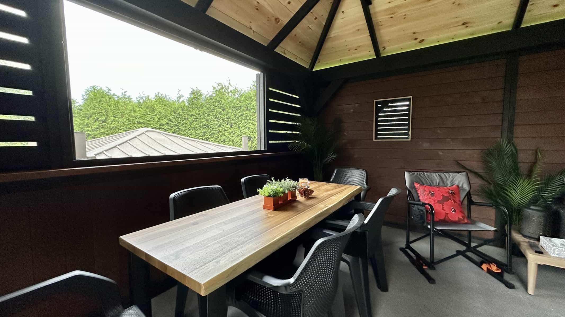 Gazebo Moderne / 14 x 16 / Pin blanc / Mur plein et store / Noir onyx et chêne foncé / Option comptoir et volet