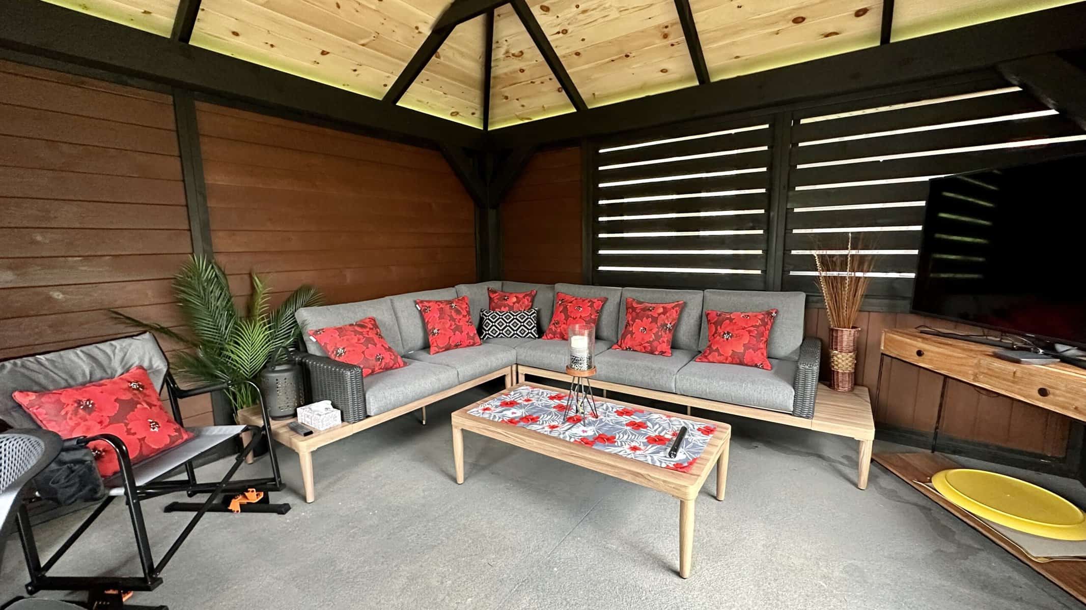 Gazebo Moderne / 14 x 16 / Pin blanc / Mur plein et store / Noir onyx et chêne foncé