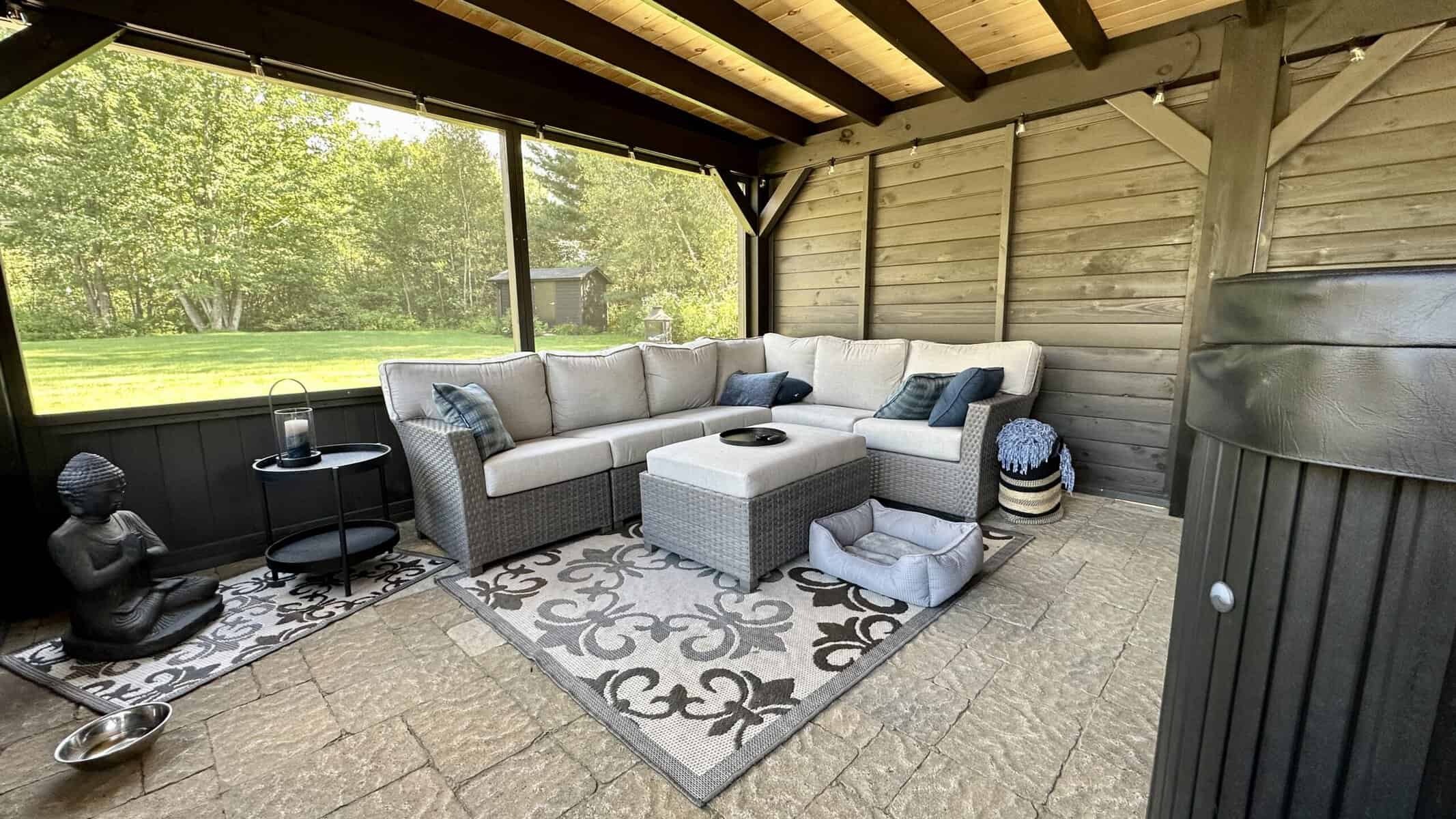 Gazebo Moderne / 14 x 24 / Pin blanc / Mur bas fermé / gris urbain et noir onyx