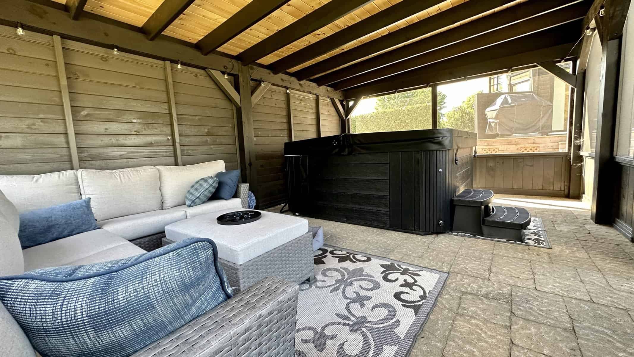 Gazebo Moderne / 14 x 24 / Pin blanc / Mur bas fermé / gris urbain et noir onyx