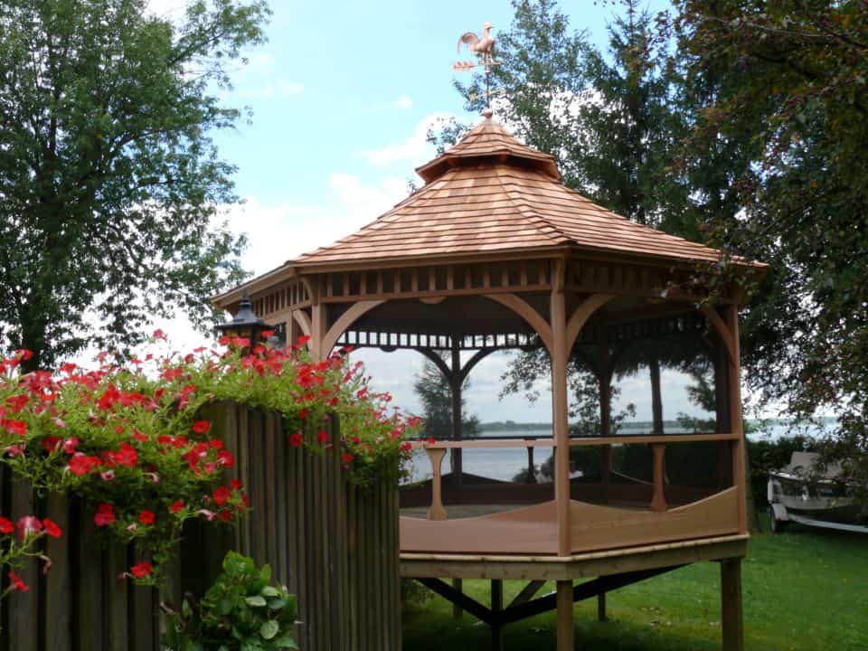 Gazebo Renaissance / 14 pieds / Cèdre rouge / Toit courbé avec double toit et bardaux de cèdre / Plancher de bois traité