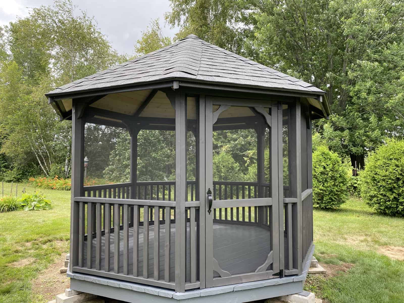 Gazebo de 12 pieds / Barreaux / Teinture Gris urbain / Plancher en bois traité