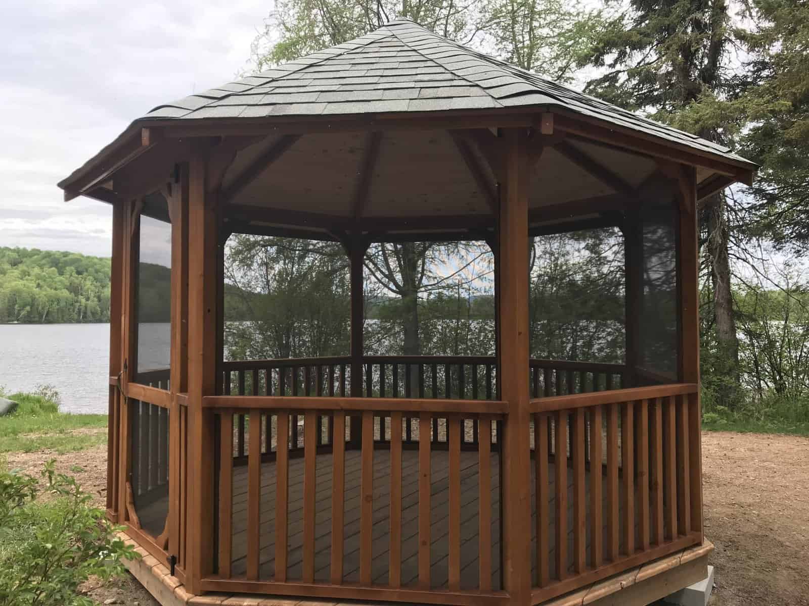 Gazebo de 12 pieds / Barreaux / Teinture Cannelle / Plancher en bois traité