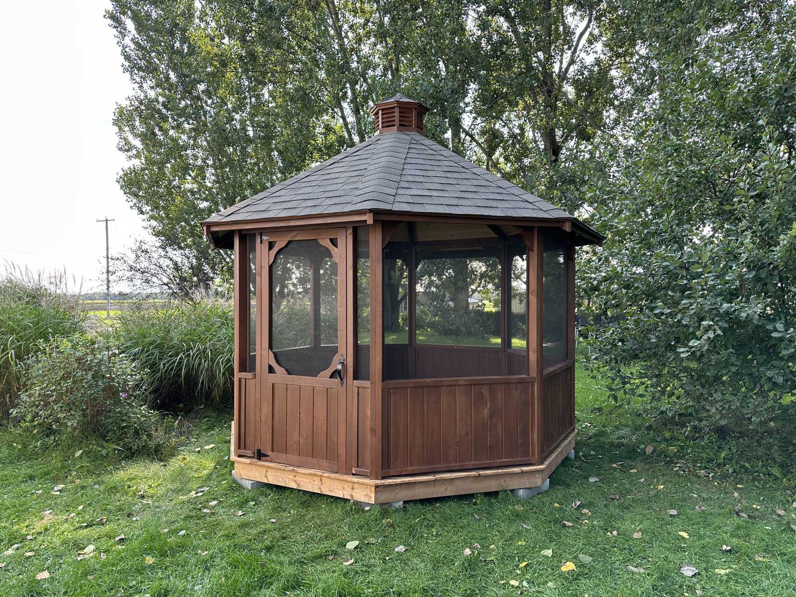 Gazebo de 12 pieds / Bas fermé / Toit avec coupole / Teinture Chêne foncé / Plancher en bois traité