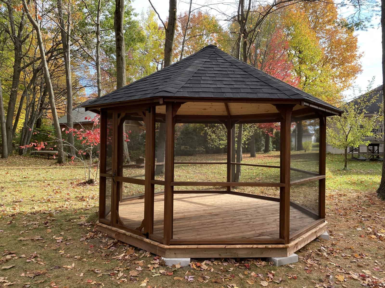 Gazebo de 14 pieds / Teinture paillis / Plancher en bois traité